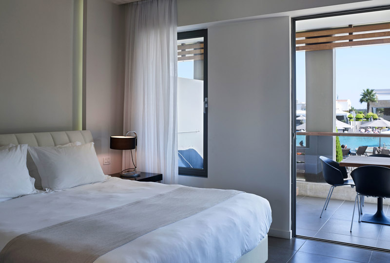 DELUXE SUITES