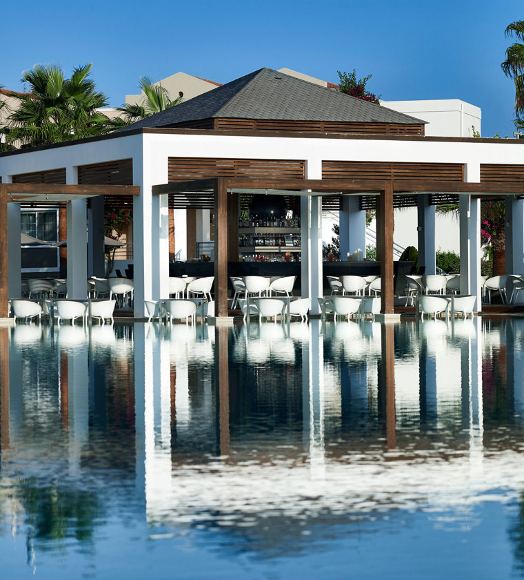 WAVES <span>POOL BAR</span>