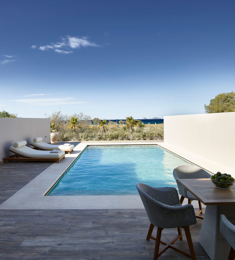 EXECUTIVE SUITE WITH PRIVATE POOL