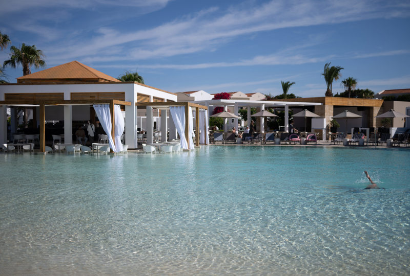 WAVES POOL BAR
